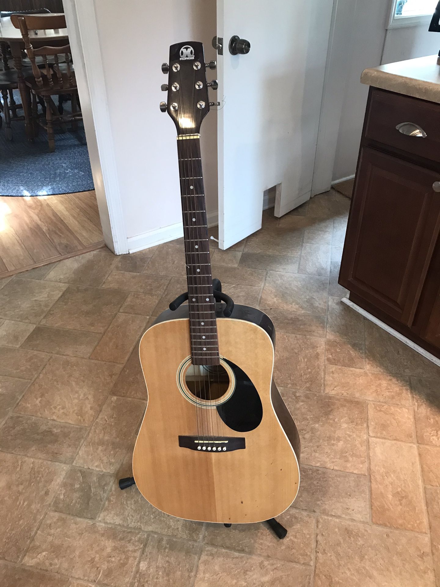 Hondo acoustic guitar model: H-115N and stand
