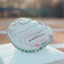 NEW- EASTON JEN SCHRO "THE RUDI"  FASTPITCH CATCHER'S MITT