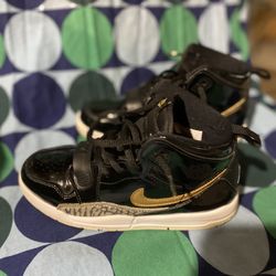 Black n gold Jordan’s size 13 y
