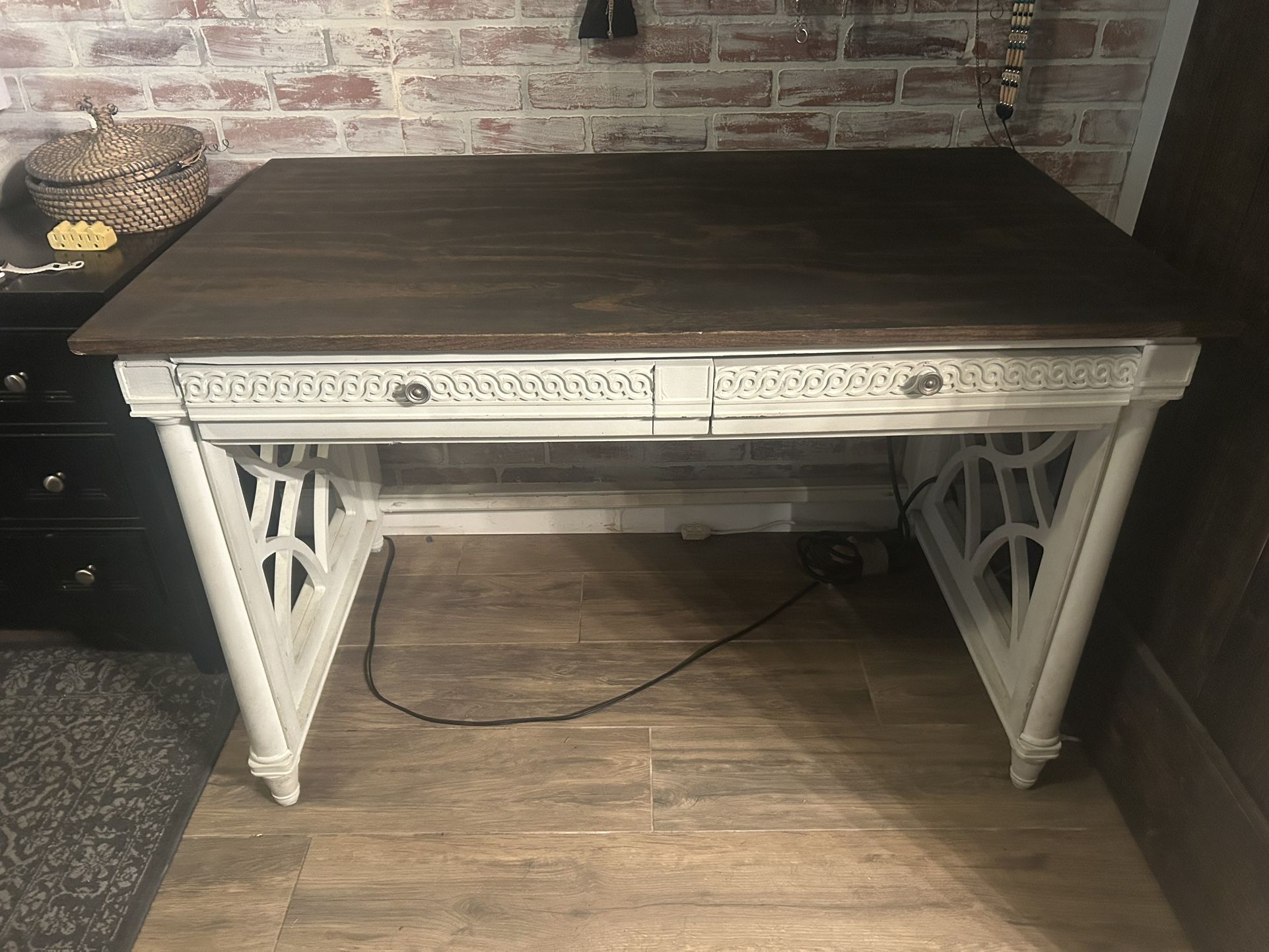 Cute Desk Seeking New Home