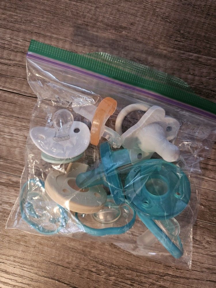 Gently Used Pacifiers And Bottle Nipple Tips 