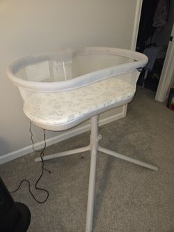 HALO Innovations BassiNest Swivel Sleeper 3.0 Baby Bassinet
