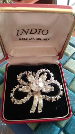 Vintage rhinestone flower brooch