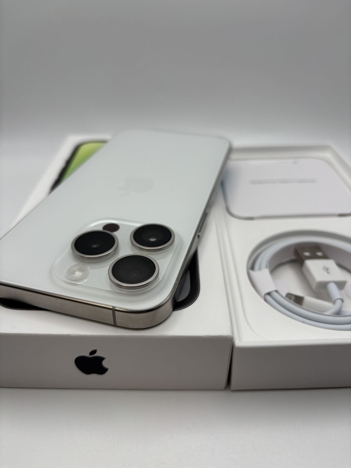 White iPhone 15 pro 128gb unlocked for any carrier battery health 88% iPhone is brand new condition +++++Spanish+++ iPhone 15 Pro 128 GB blanco desbl