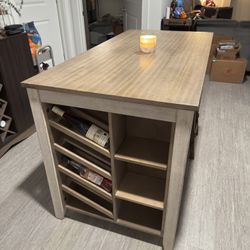 Beautiful Dining Table with 4 Stools!