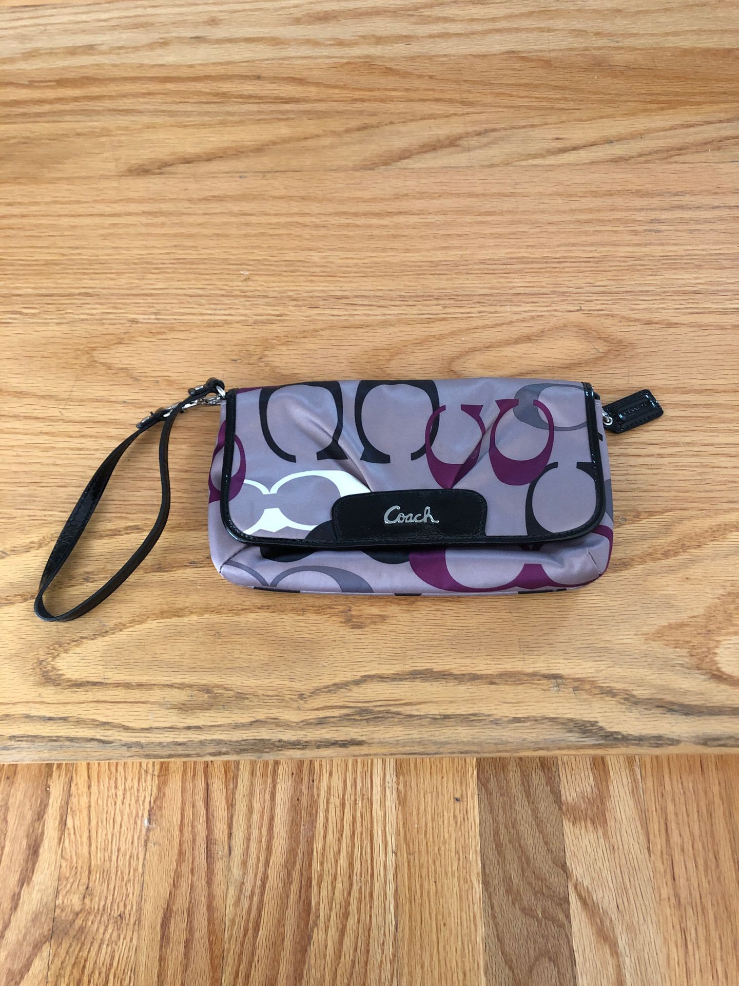Coach wristlet .... used few times... orig price $85.asking $25