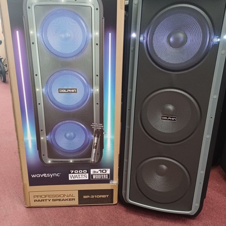 Triple Woofers Loud Bluetooth Party Speaker.  Free 🎤 