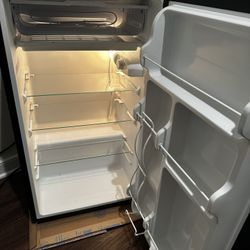 Media Mini Fridge 4.5 cu