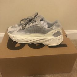 DS Yeezy 700 Static Sz 8