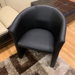 LIKE NEW Leather Cushioned Sofa Chair $85 Black ( Living Room/Reception/Guest/Sofa Chairs)