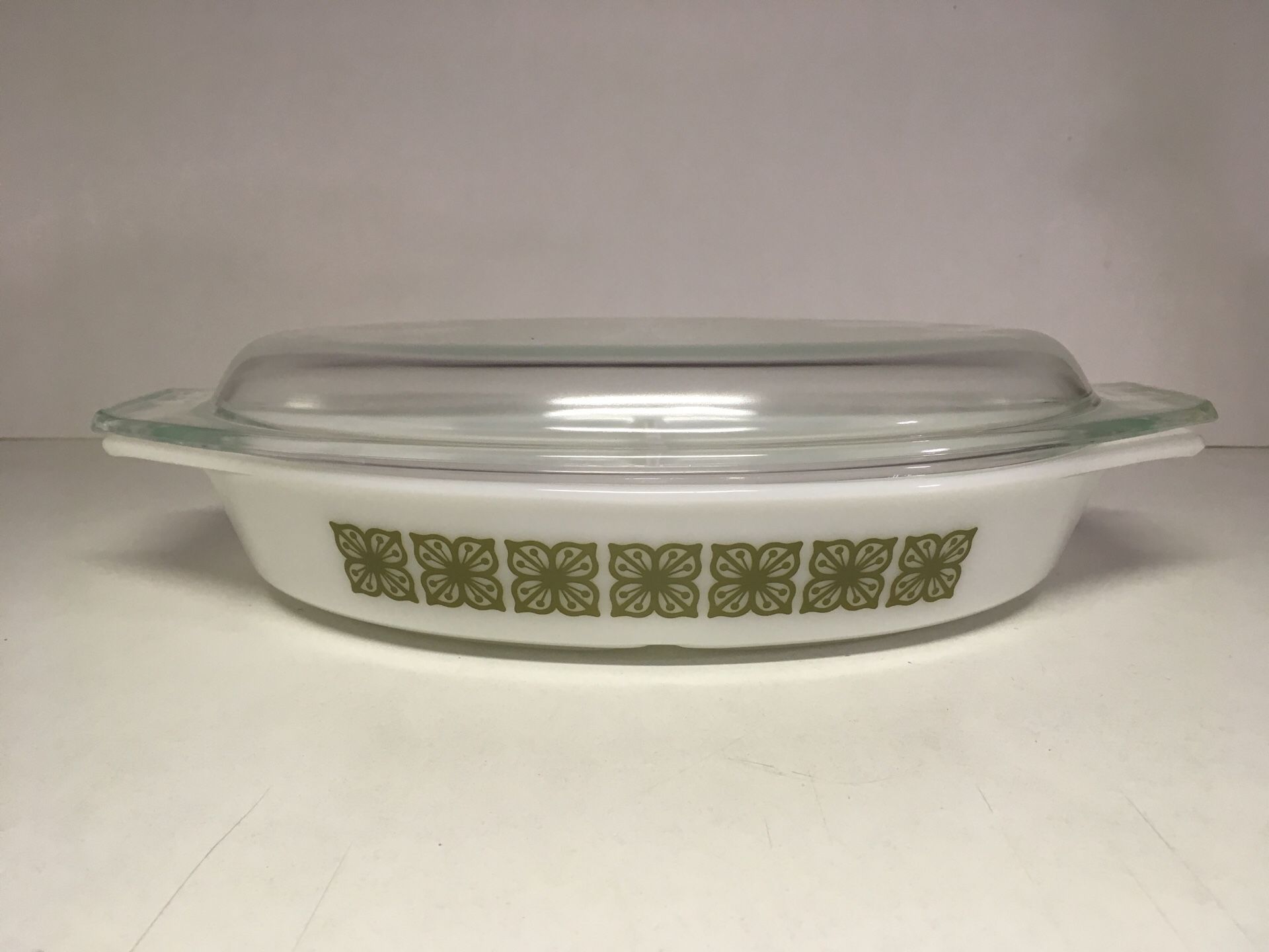 Vintage Pyrex Green Verde Oval Divided Casserole Baking Dish 1 1/2 Quart w/ Lid
