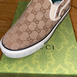  Men Gucci Shoes /Size Nine 