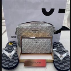 Michael Kors Set NWT Flip flops size 9 Serious inquiries only please  Pick up location in the city of Pico Rivera