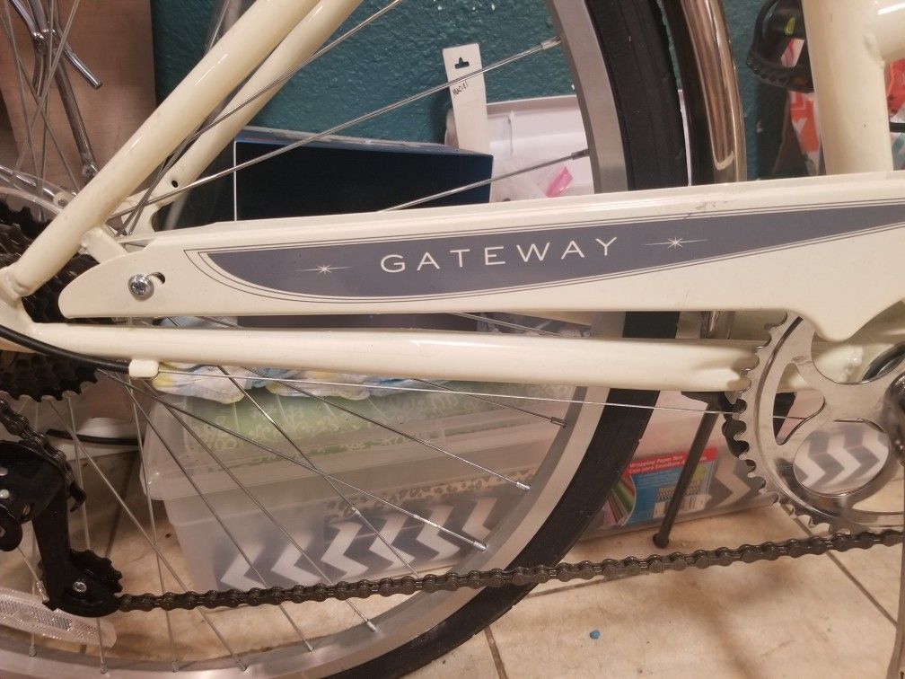 schwinn gateway 28 hybrid bike cream