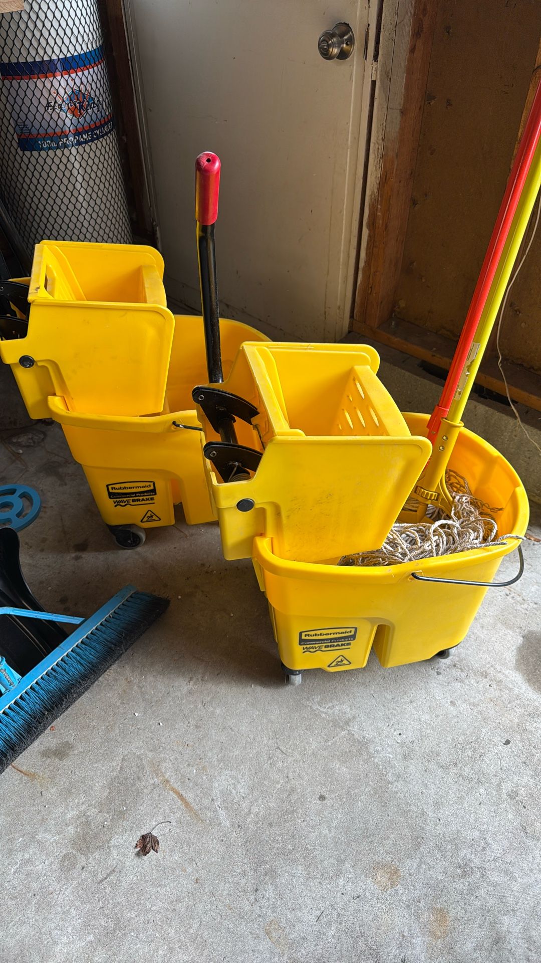Rubbermaid Commercial Products WaveBrake 35 Qt. Plastic Mop Bucket with Wringer