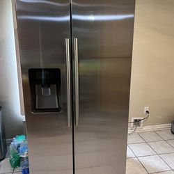 ❄️ Samsung Refrigerator for Sale – $500 ❄️