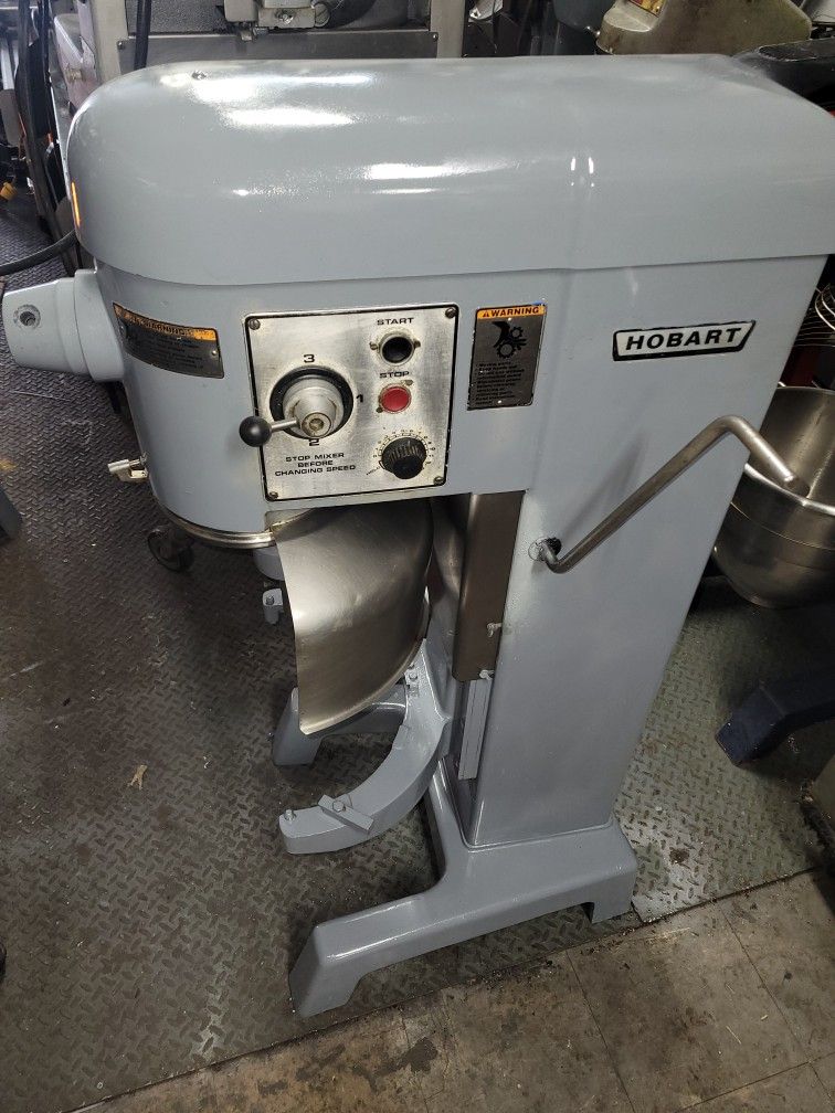 Hobart-Model D330 -Mixer Come With 3 Attachments And The Bowl 110v[USED]