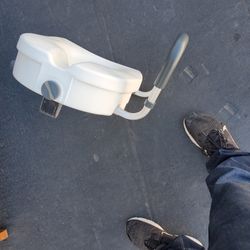 Elevated Toilet Seat 