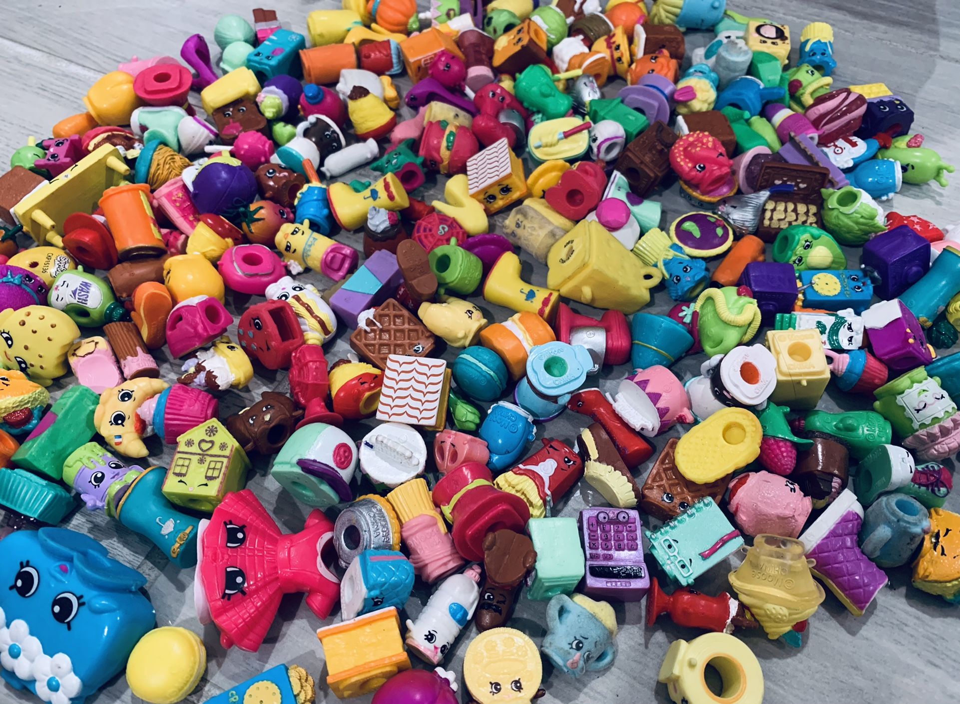 Shopkins 251 Pieces/ Figures