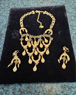 Ornate Gold Tone Necklace & Clip On Earrings