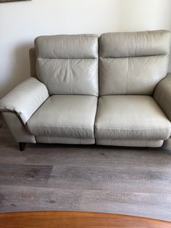 Living spaces power recliner love seat