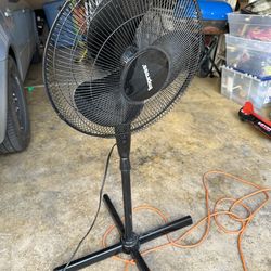 Holmes Black Pedestal Fan – Oscillating 3-Speed Standing Fan