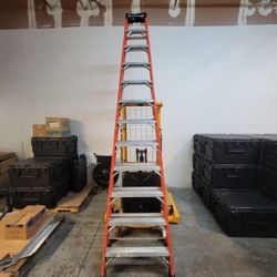 Louisville 12ft Fiberglass Stepladder FS141212HD