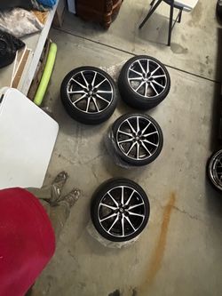 17 x 7.5-inch black machined-finish alloy wheels