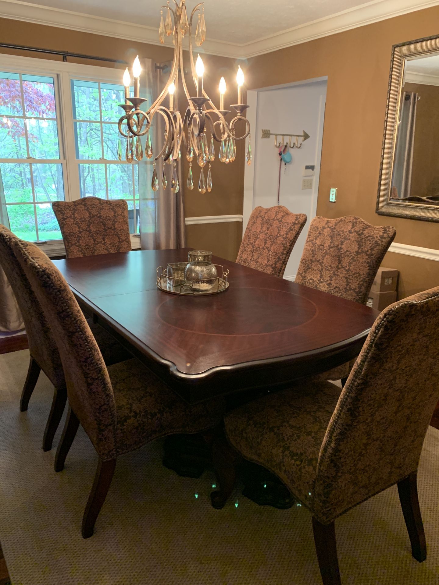 Beautiful Dining room table & 6 chairs priced to sell