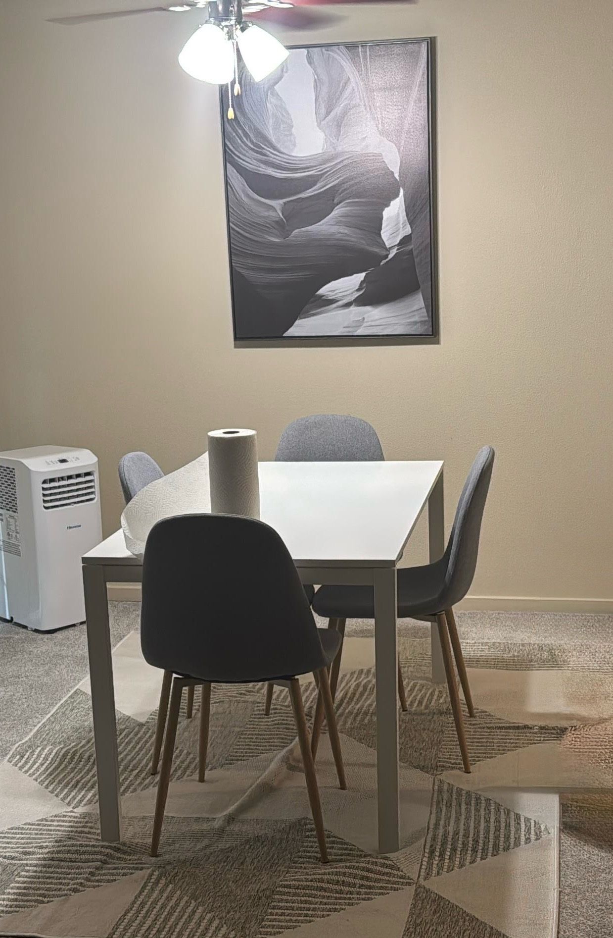 Dining table / 4 chairs