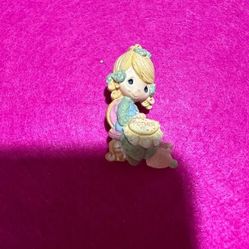 VINTAGE PRECIOUS MOMENTS MOTHER PIN
