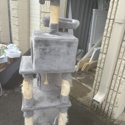 Cat condo FREE - needs new Rope On Scratchers. Pick Up Only Today 8 Am To 10 Pm In Warwick 
