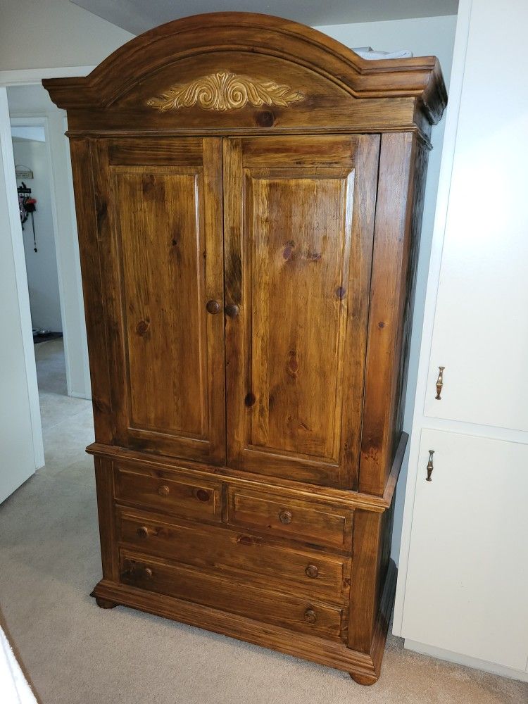 Armoire / Wardrobe  / Entertainment Center