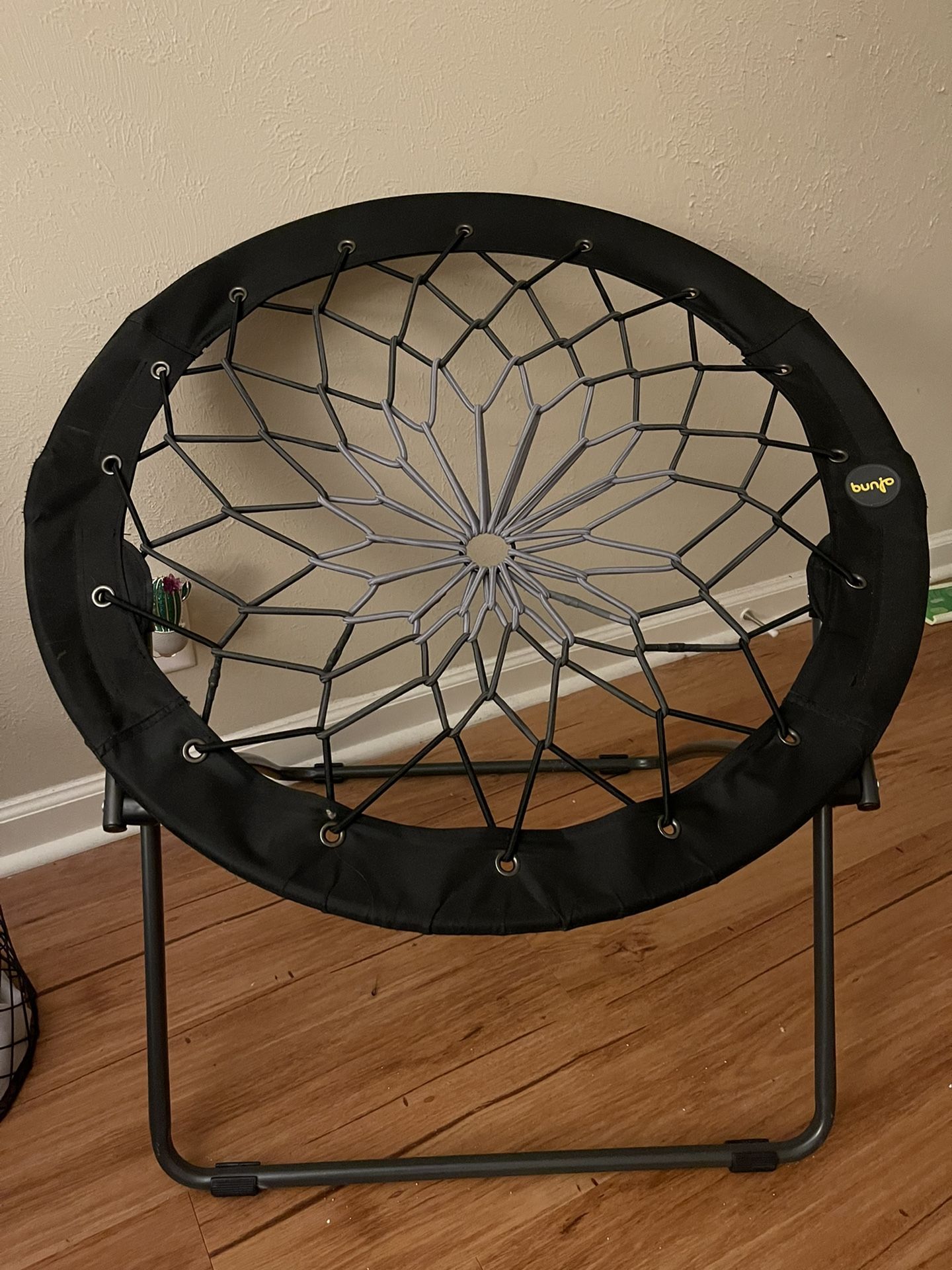 Bungee Chair, barely used.(HAS TO BE SOLD BY 12/21/21