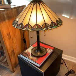 Beautiful Tiffany style table lamp 2 lights 2 pull strings brass base Great condition 