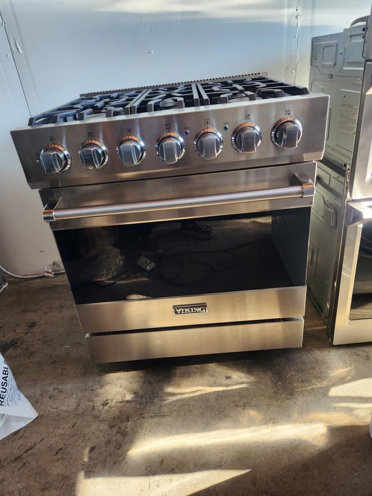 Viking brand 30-inch wide stove with 5 burners is in good condition and has a 5-month warranty.