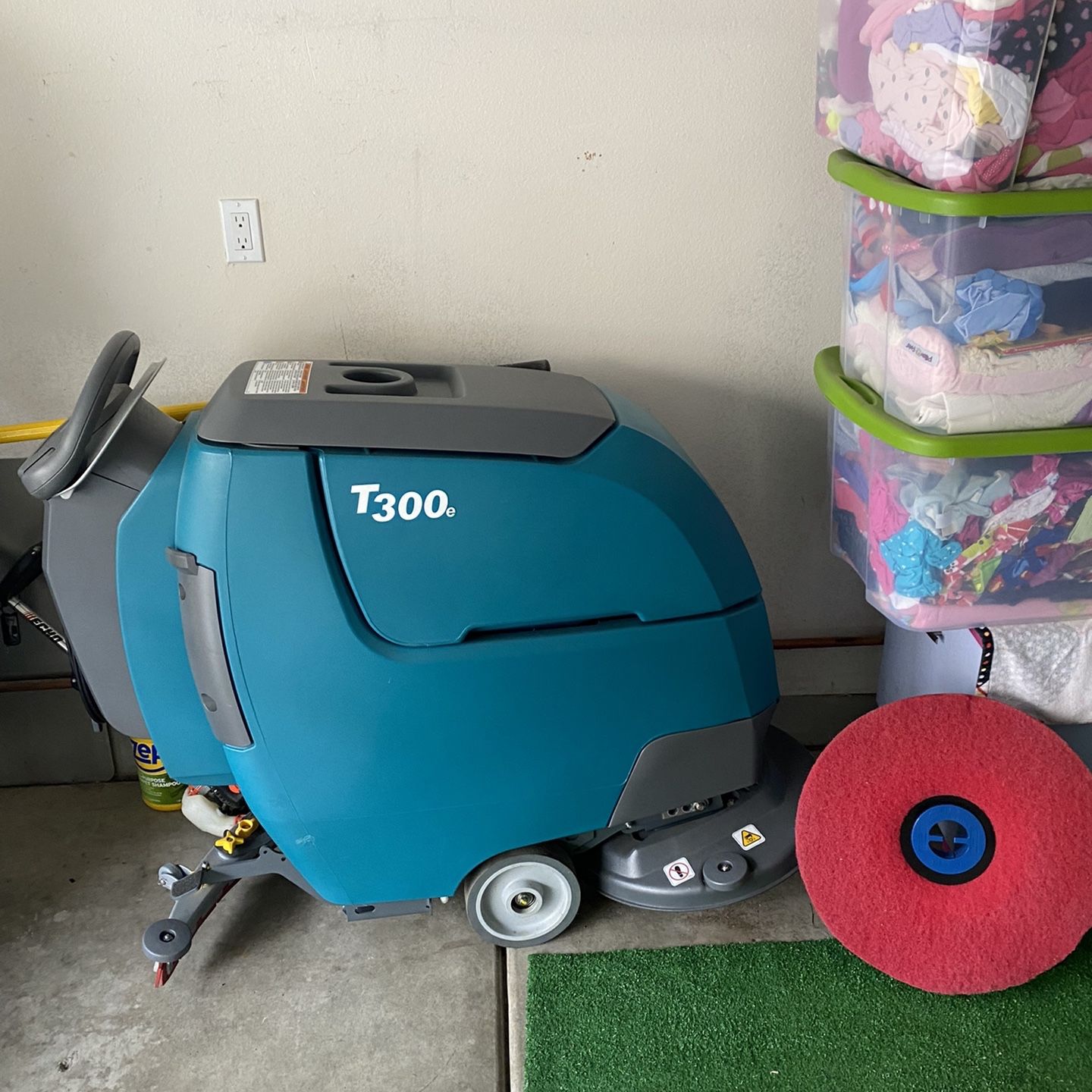 T300e Floor Scrubber 