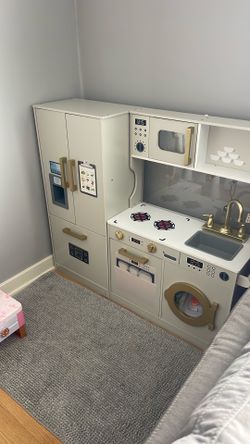 Kids kitchen excellent condition 5 months old