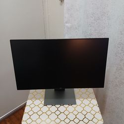 Amazing Dell monitor 24" perfect.
You can regulate the height and the lateral angle.
3 video input (2 display port and 1 HDMI) and 4 usb 3.0  input (2