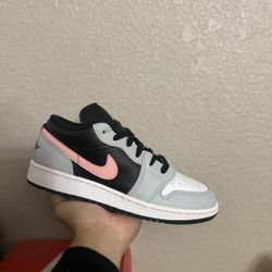 DS Jordan 1 Low Black Grey size 6Y 