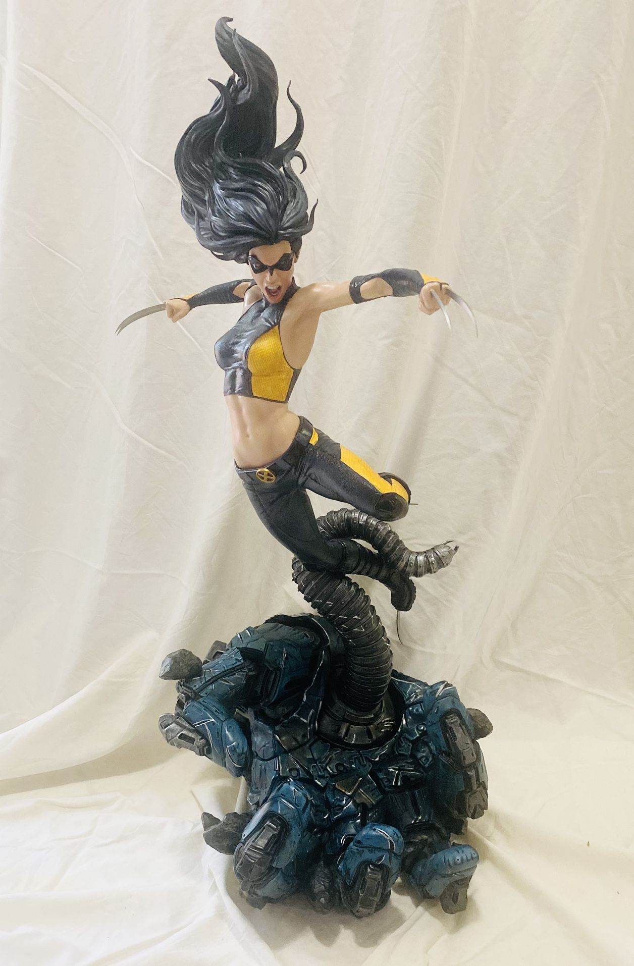X 23 Premium Format Side Show Statue 