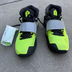 Nike- Kyrie Cross  Size 7Y 