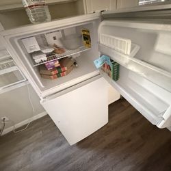 White Kenmore Refrigerator/Freeze 