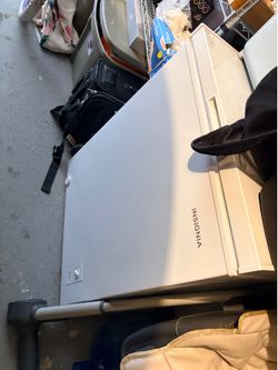 Insignia 5.0 cu ft chest feeezer