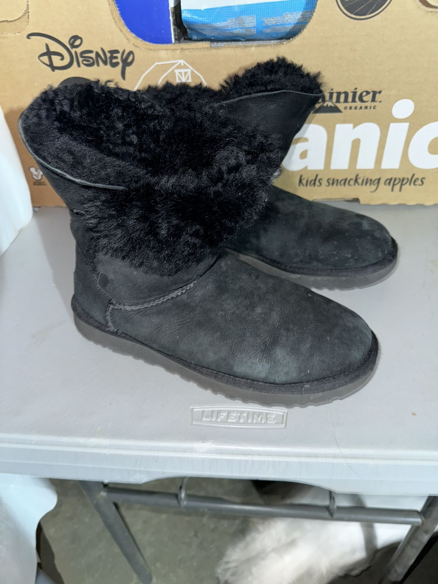 Black UGGS Size 6
