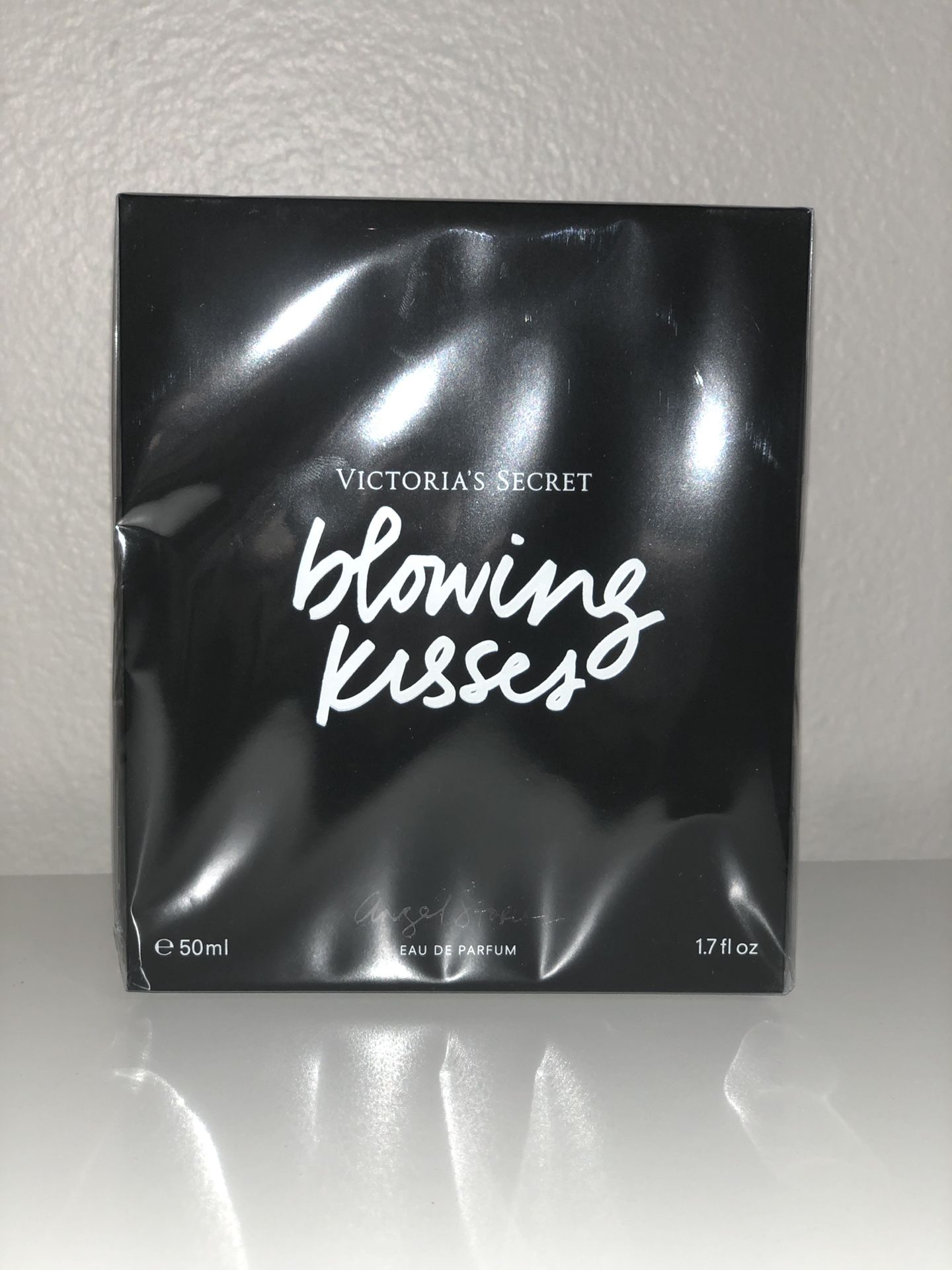 Victoria’s Secret Perfume - blowing kisses NEW