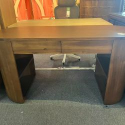 Desk ， $450