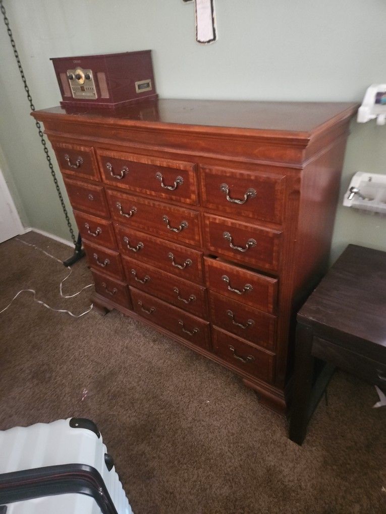 Mor furniture. Thomasville Dresser Best offer