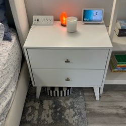 2x White Nightstands