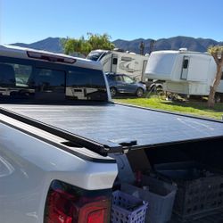 Retrax  PRO MX Retractable Tonneau Cover – Matte Black Aluminum – Short Bed Sierra/Silverado